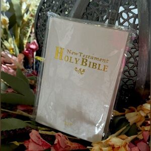 Mini Holy New Testament KJV Pocket Bible new White with gold trim leaf